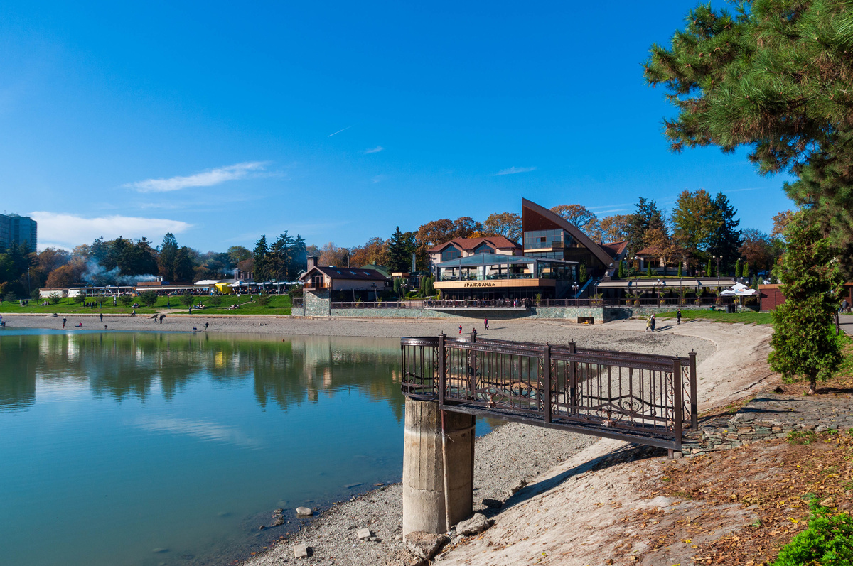 После окончания сезона, воду из озера частично спускают.
