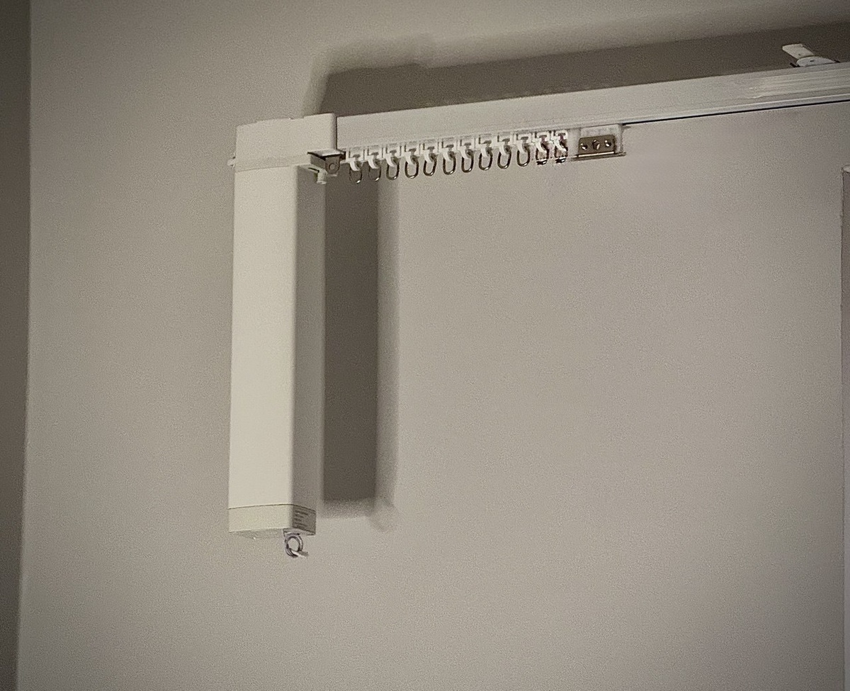 Электромотор на карнизе - выглядит это примерно так