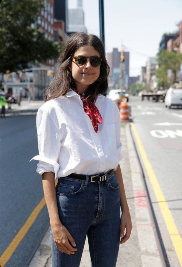 Забудьте о стандартных рубашках для офиса и подверните рукава. Современные модели рубашек, лишенные вытачек, выглядят стильно с подвернутыми рукавами, придавая образу легкости и свежести. Это не только модно, но и удобно — открытые запястья защищают вашу одежду.