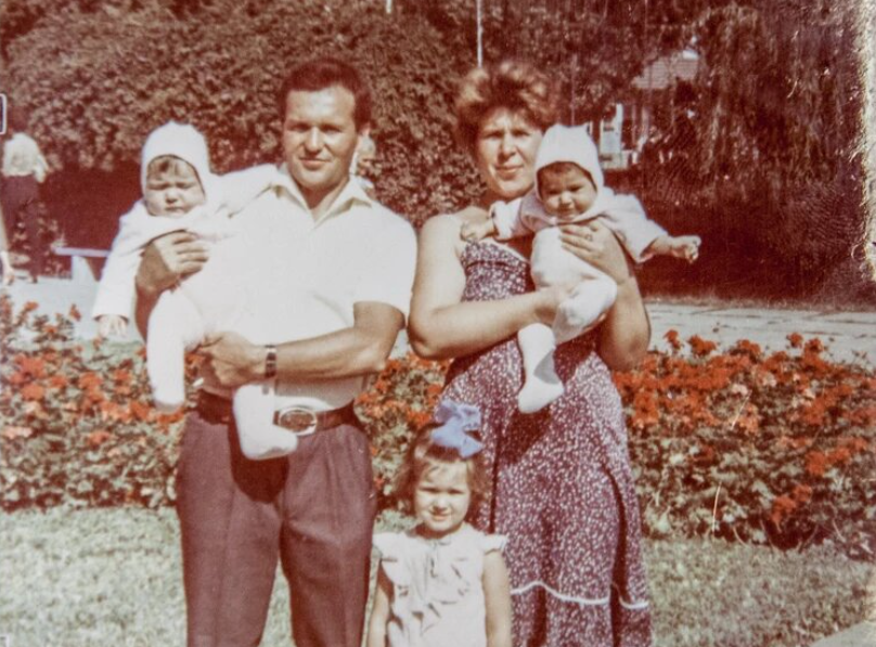 Владимир Васильевич и Галина Владимировна с детьми на Азовском море. Фото: из семейного архива. Опубликовано «КП-Пермь»