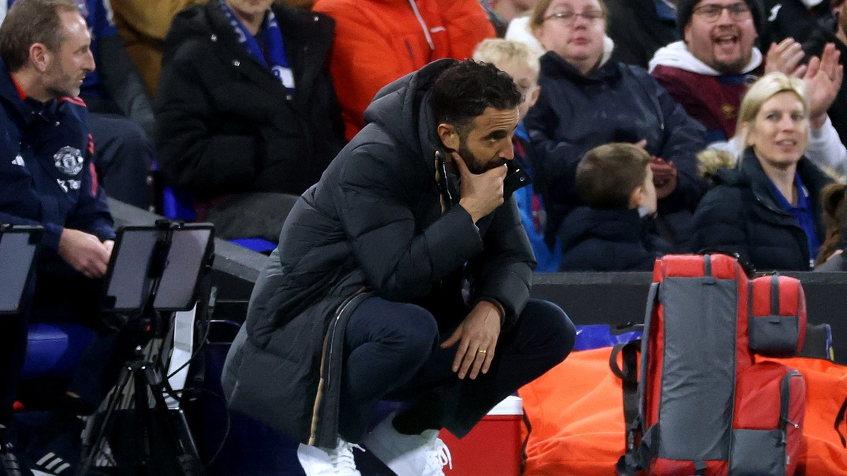 Источник https://storage.yandexcloud.net/s3-metaratings-storage/images/2e/43/2e43875054efa8999342cd23a89d5db1.jpg Рубен Аморим - главный тренер "Манчестер Юнайтед"