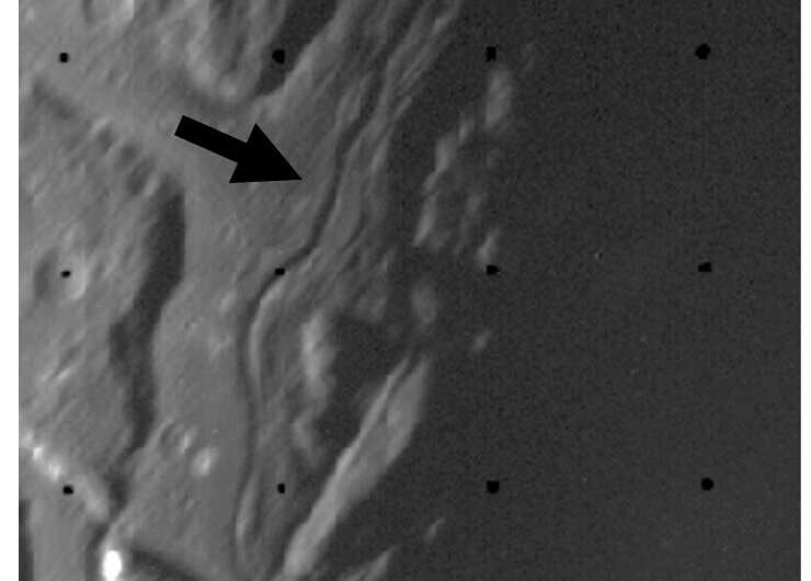 На снимке поверхности Ариэля, сделанном «Вояджером-2», видна медиальная борозда (обозначена стрелкой), которая, согласно новым исследованиям, является центром распространения, где откладывается новый поверхностный материал. Изображение было обрезано и изменено для наглядности. Источник: NASA/Лаборатория реактивного движения