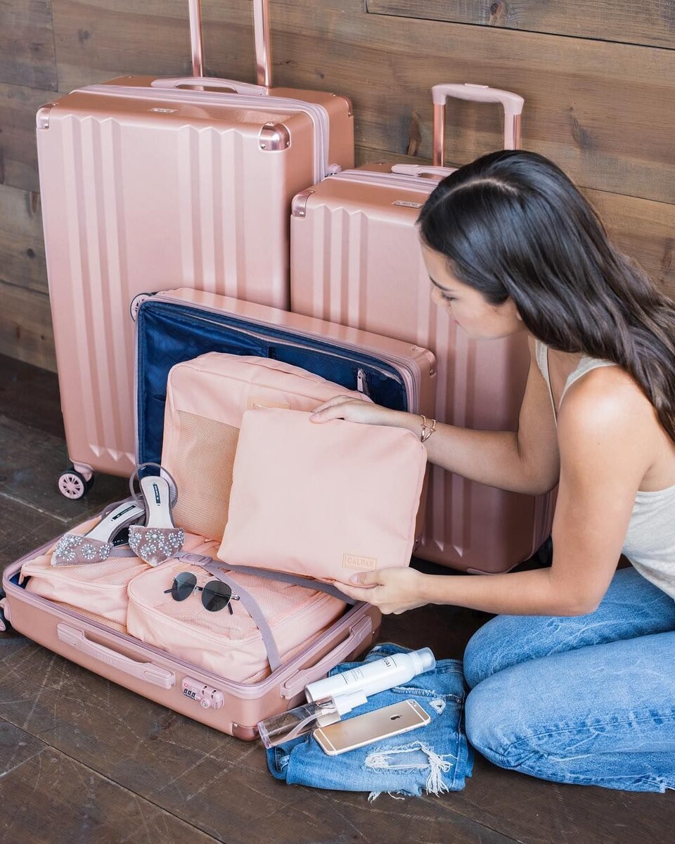 Девушка собирает чемодан..Источник :Яндекс Картинки