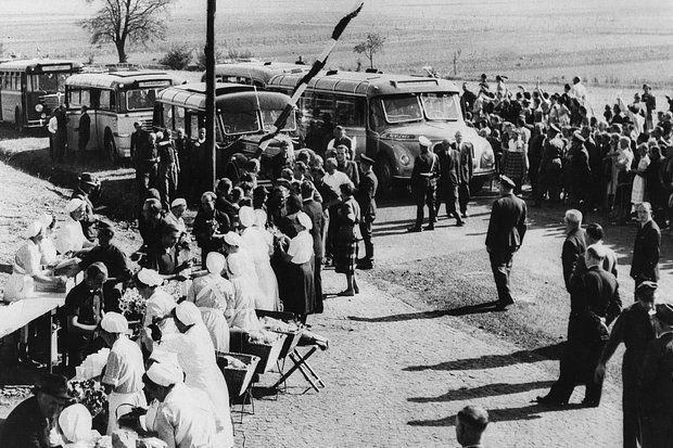    Бывшие военнопленные из лагеря под Свердловском готовятся к репатриации. Фото: Ullstein Bild / Getty Images