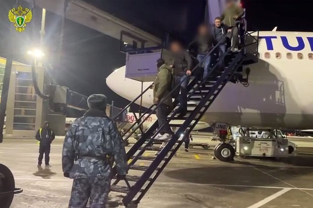    Экстрадированный из Колумбии Рамирез Муньоз под конвоем в аэропорту Москвы. Кадр: Telegram-канал «Генпрокуратура России»