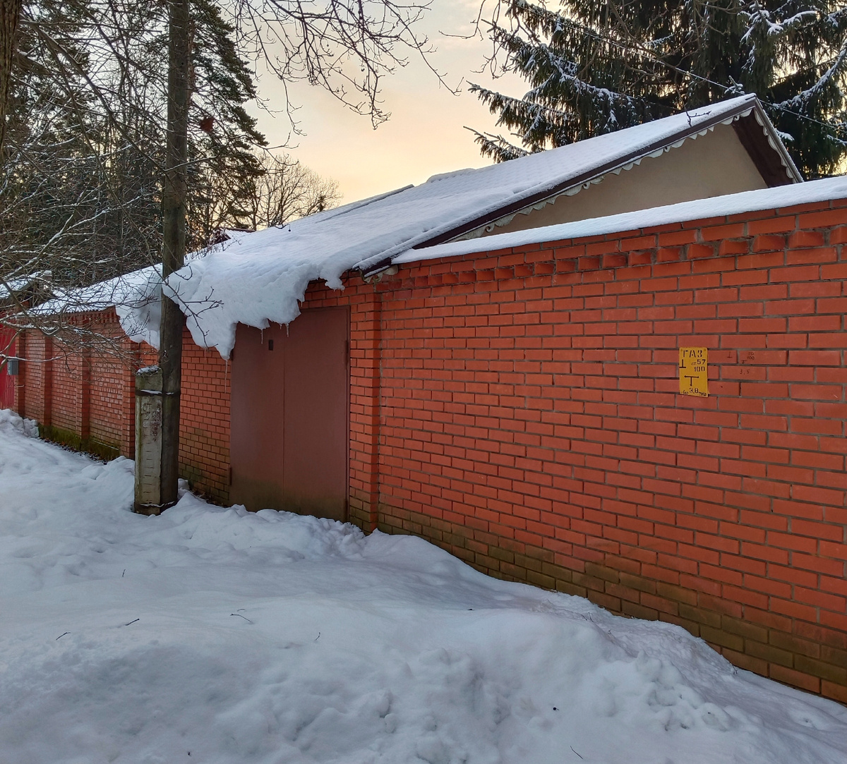 Тут столб служит рассекателем снега