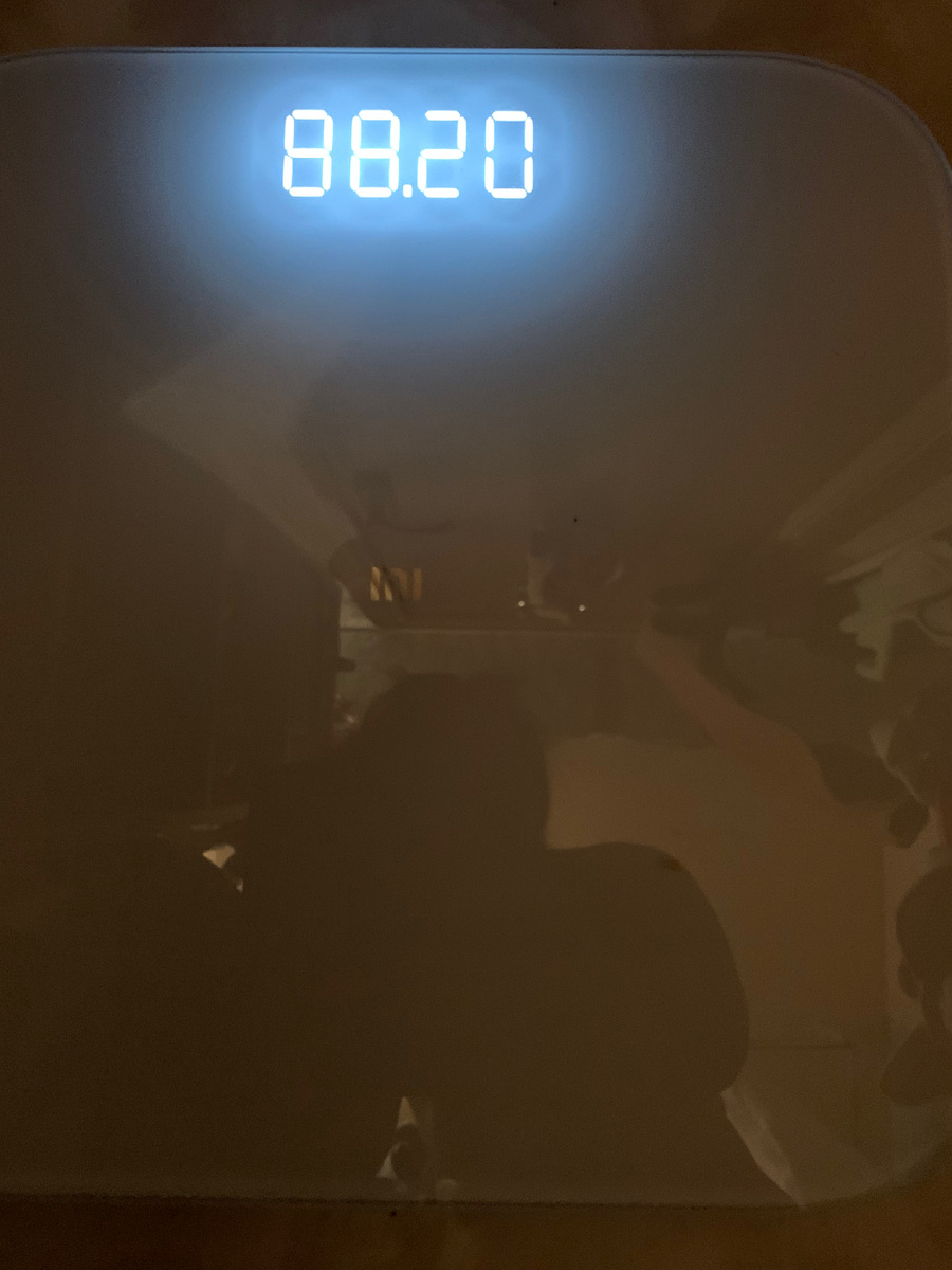 Фото автора канала. Весы Xaomi, чтобы сделать фото веса, надо с них сойти, такой китаец)))