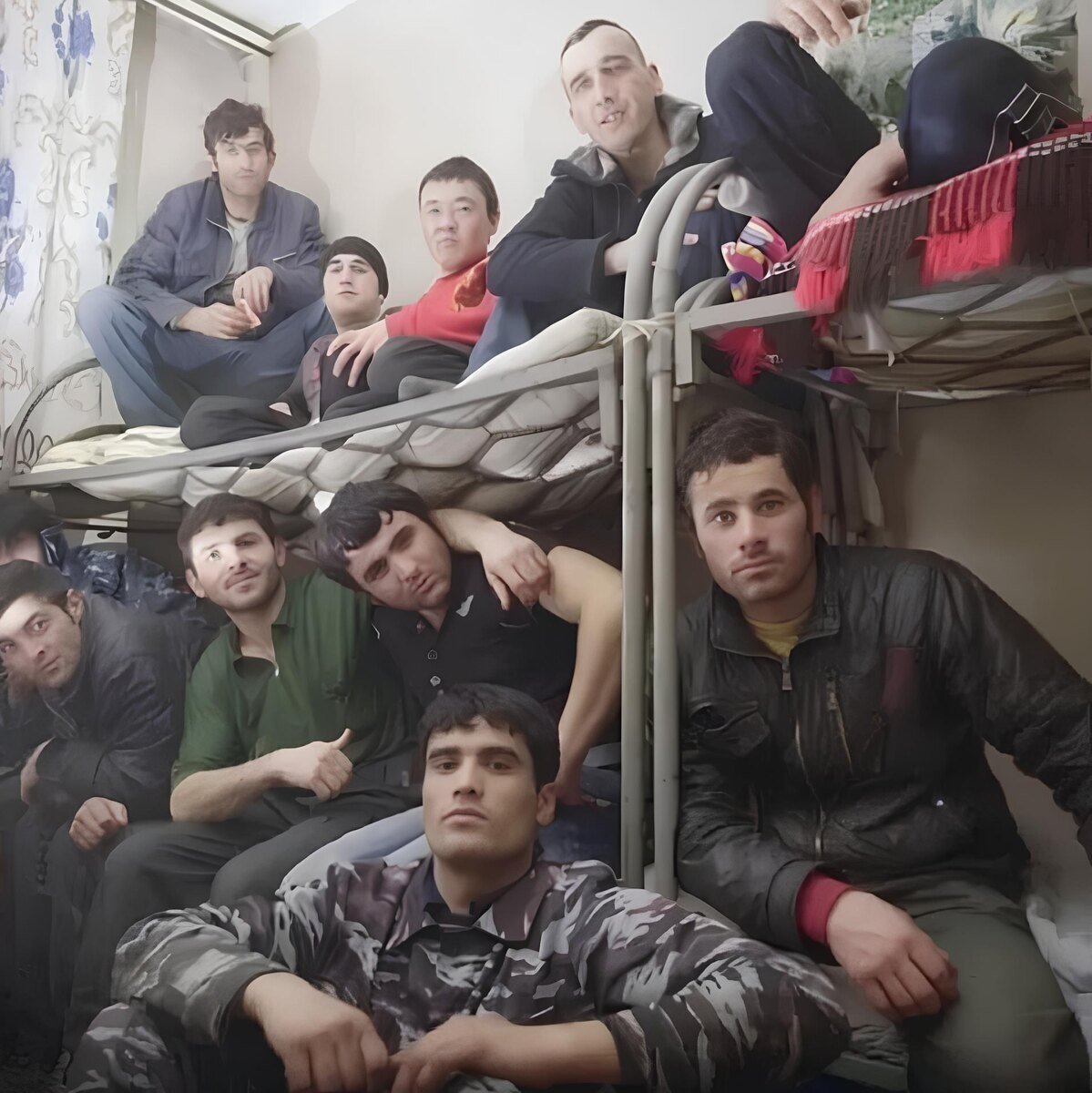 Создание хостела в квартире — перспективная идея для заработка, особенно в крупных городах и туристических центрах. Но перед тем как начать, важно учесть все юридические, финансовые и организационные нюансы. В этой статье я подробно разберу, как превратить квартиру в доходный мини-хостел.