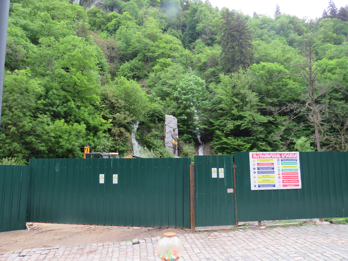 Вид на памятник Прометею в Боржоми в мае 2024 года