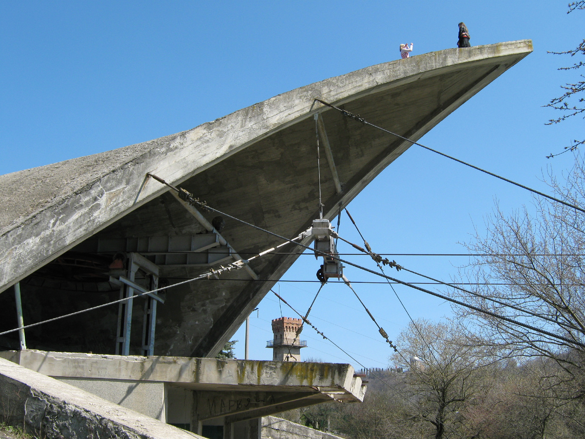 Заброшенная нижняя станция канатной дороги.