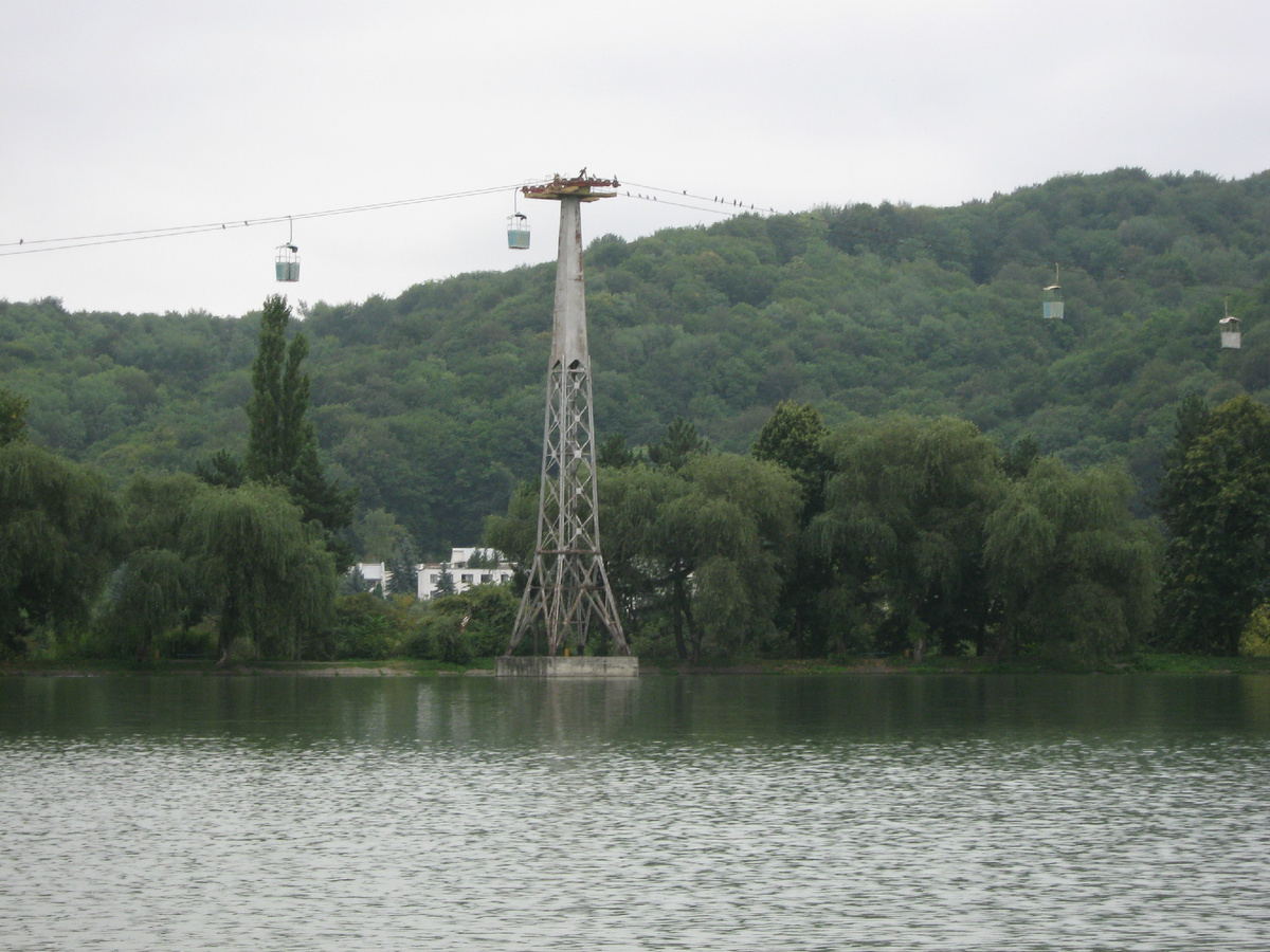 Канатная дорога проходила над озером.