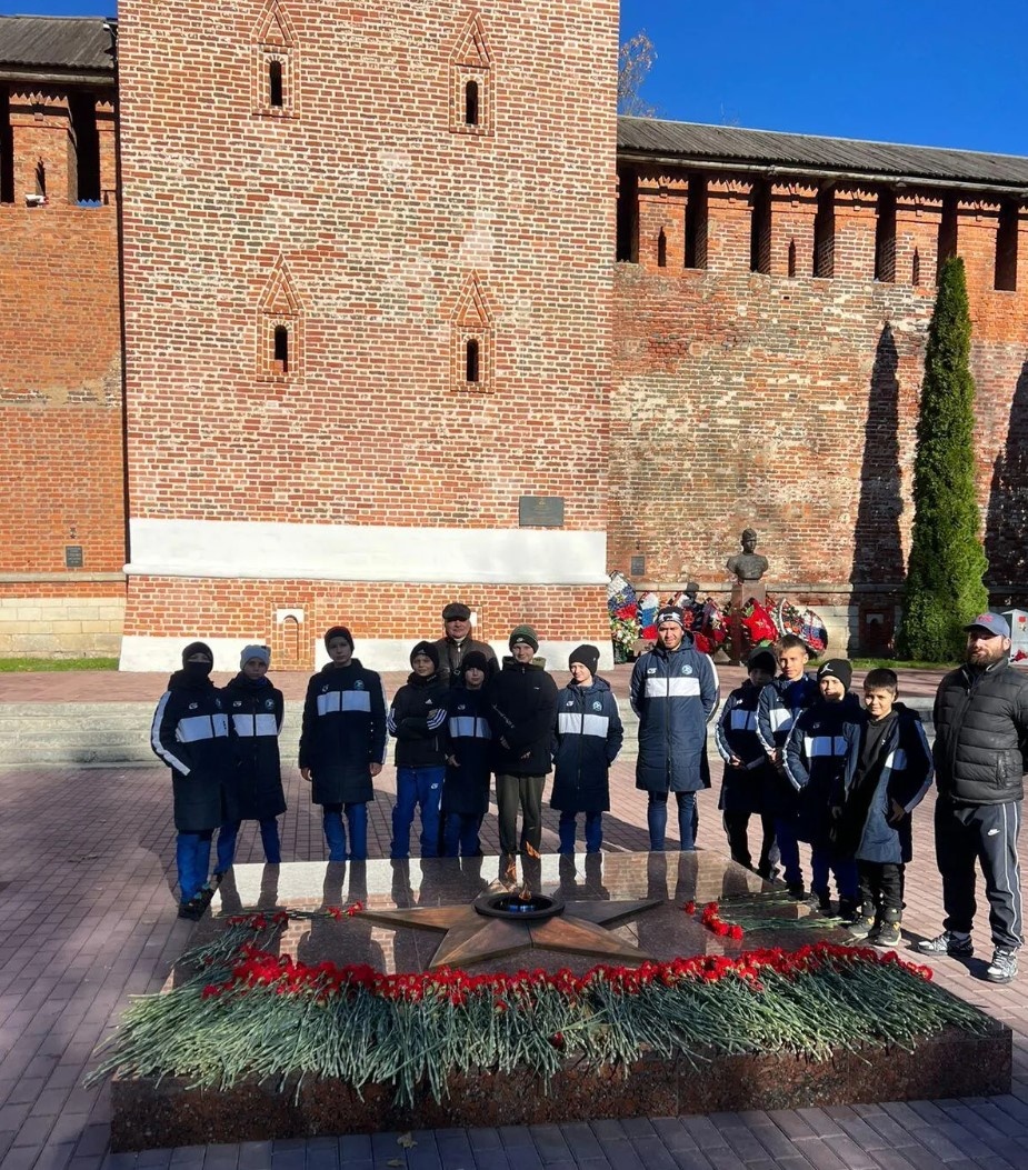 У Вечного огня на экскурсии