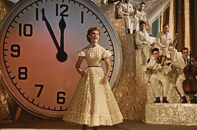    Сколько лет героям фильма «Карнавальная ночь»?