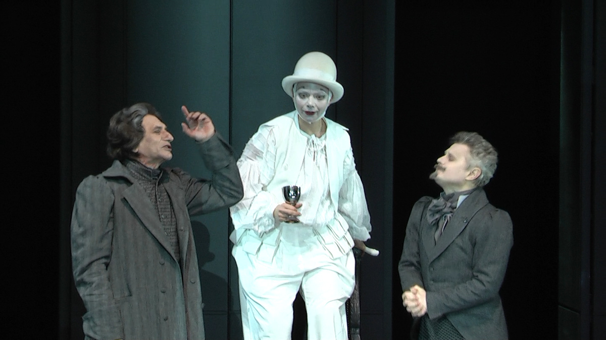 Сцена из спектакля