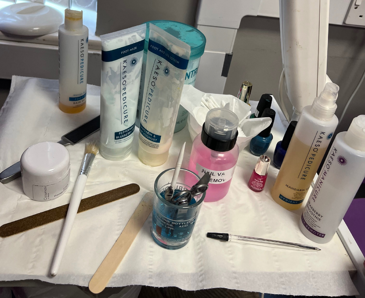 Набор для пидикюра, который испаользуют в коллежде. Фотография из личного архива. 