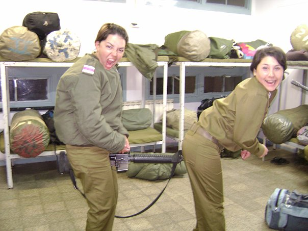 Девушки из ЦАХАЛ балуются с оружием