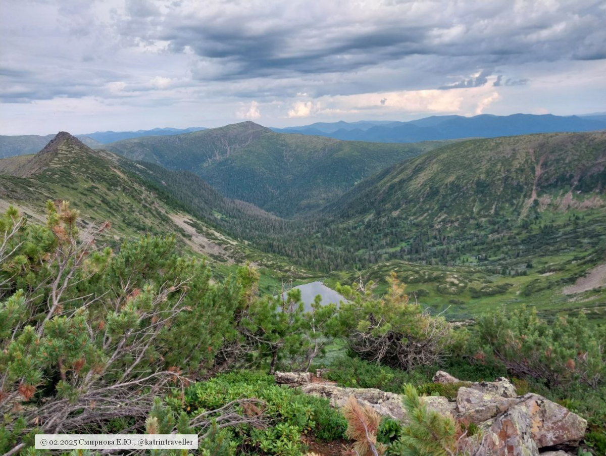 На пути к вершине. Внизу озеро Сердце.