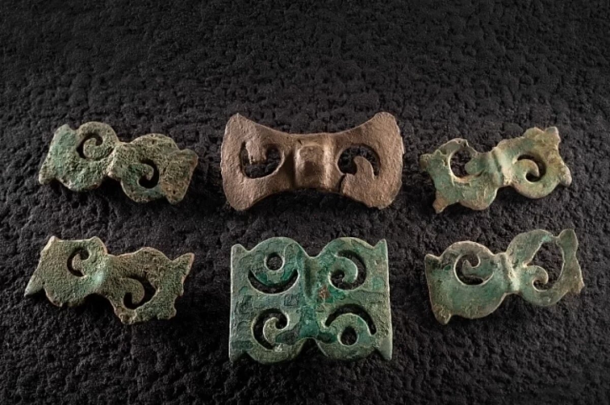    Поясные бляшки с изображениями грифов (VII - II вв. до н.э.).