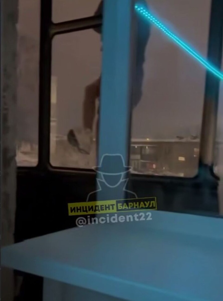    Мужчина решил спуститься из окна по простяням. Источник: t.me/incident22