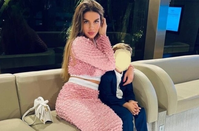 Анна Седокова с сыном Гектором, фото из соцсетей певицы, скриншот автора канала 