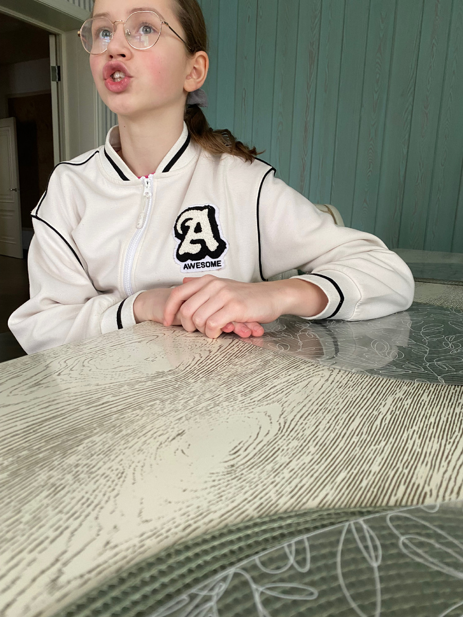 Лида рассказывает о делах в школе