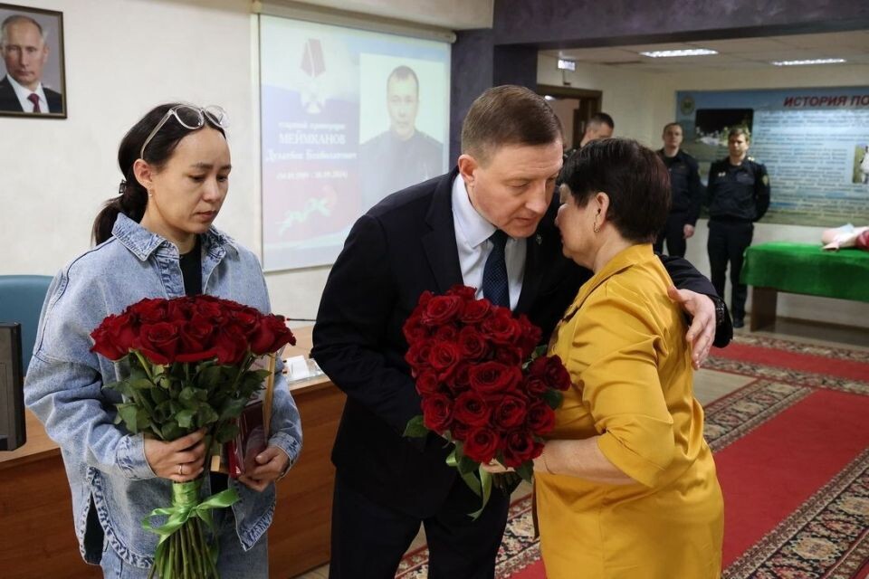    Андрей Турчак передал Орден Мужества вдове героя, погибшего на СВО. Источник: altai-republic.ru