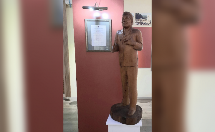 Фото:. Народный мастер Алтайского края Сергей Мозговой изготовил и передал скульптуры Михаила Евдокимова в село Верх-Обское / паблик ВК "Город НОВОАЛТАЙСК"