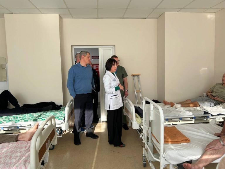    Вице-губернатор Татьяна Савинова навестила бойцов СВО в центре хирургии и травматологии Оренбуржье