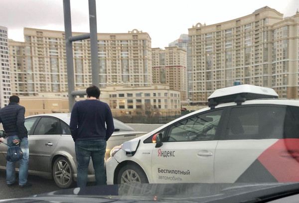 Беспилотник Яндекса попал в аварию...