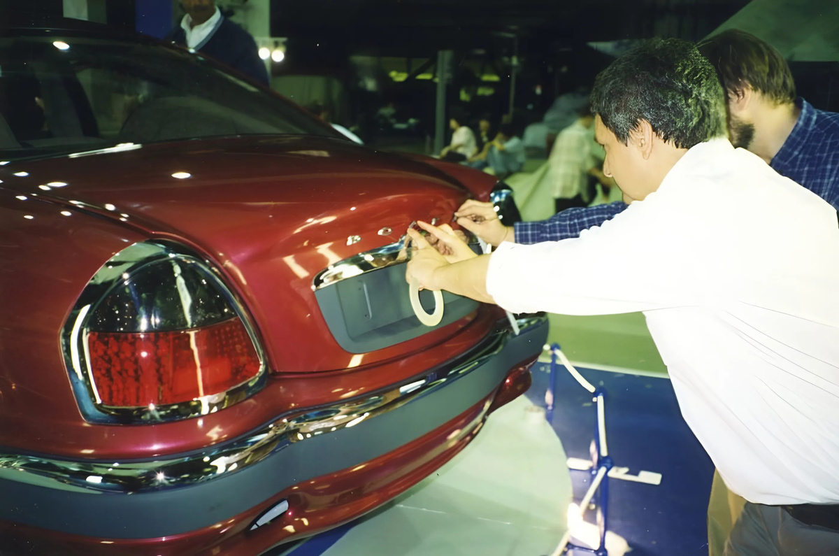 Сотрудники ГАЗа клеют шыльдики, перед презентацией автомобиля