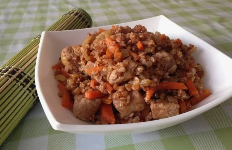 Приготовленное блюдо гречка по-купечески