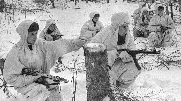 Разведчики с автоматами ППШ (у переднего секторный магазин)