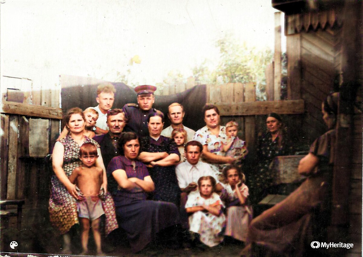 Семья Котовых, д. Яковлевка, Горьковский район Омской области. 1955 год. 