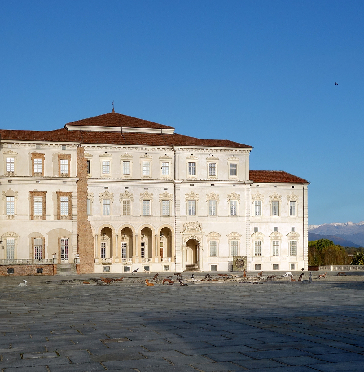 Всего лишь крыло дворца. Венценосного хозяина ожидает свора увековеченных в металле гончих.