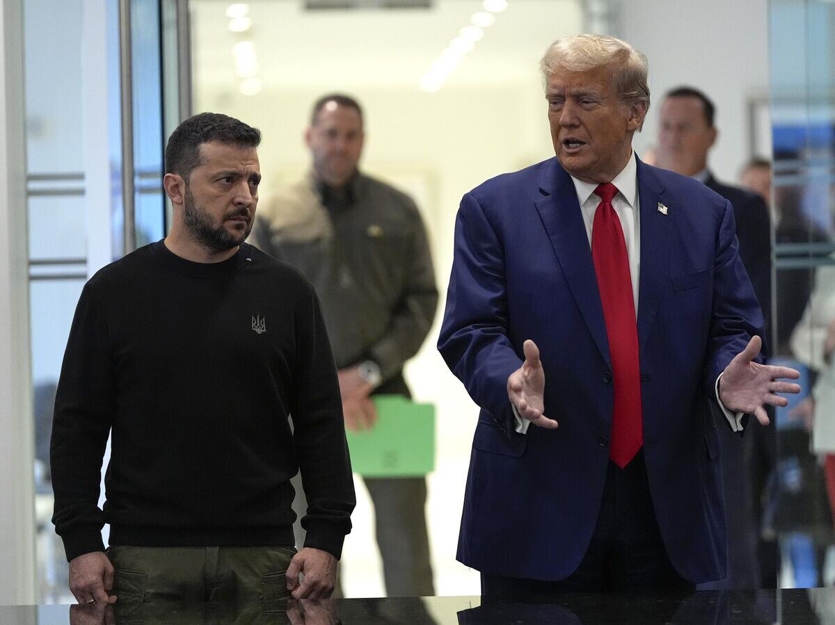 Владимир Зеленский и Дональд Трамп во время встречи в "Трамп-тауэр" в Нью-Йорке© AP Photo / Julia Demaree Nikhinson