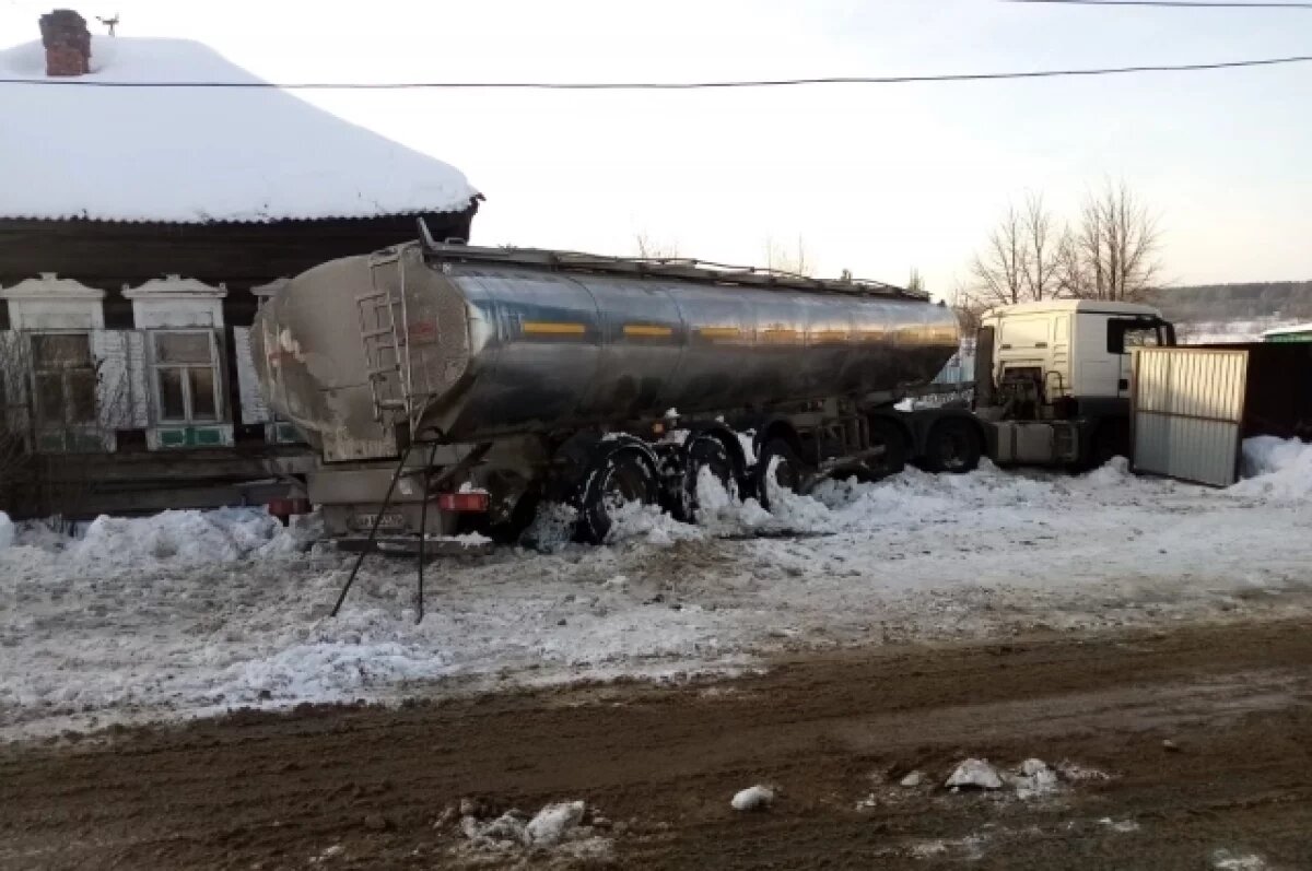    Цистерна с молоком влетела в дом в одном из сел Свердловской области