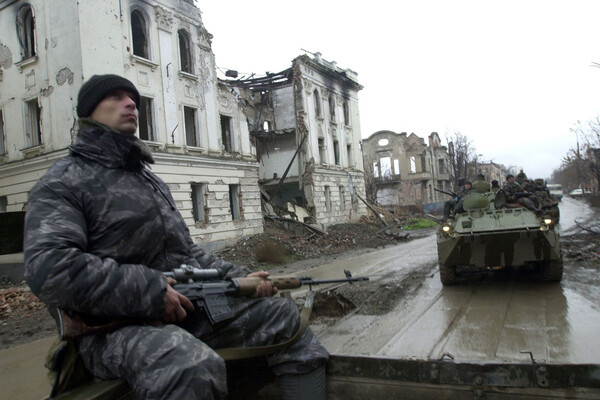 Российские военные патрулируют Грозный, 2000 год / Scott Peterson/Liaison/Getty Images 