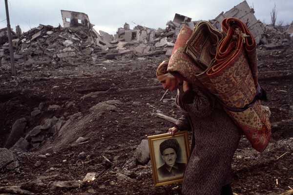    Жительница Грозного покидает город, 2000 год / Antoine Gyori/Sygma/Getty Images