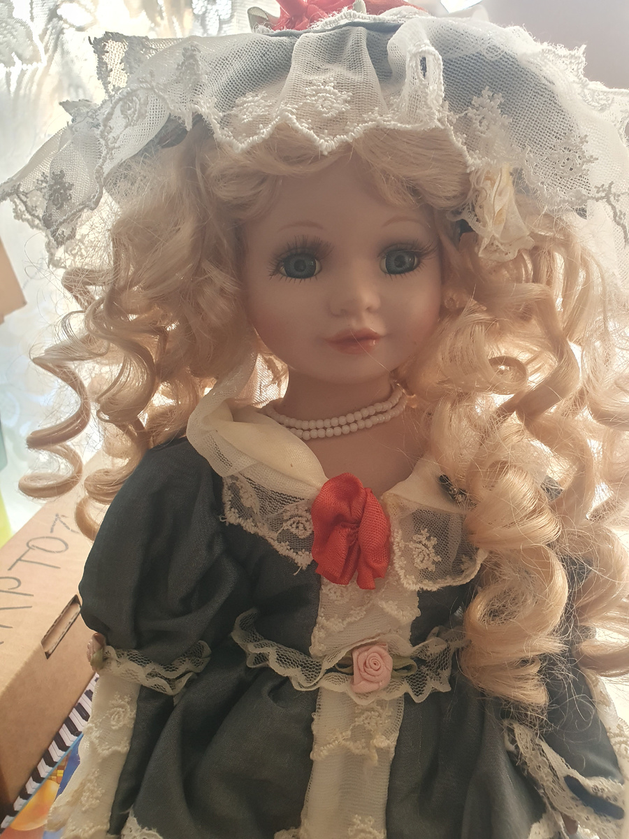 Фарфоровая кукла