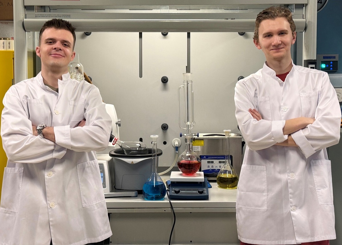 Авторы статьи и члены коллектива лаборатории молекулярного дизайна и синтеза ГНЦ ИБХ РАН. Красильников Максим (справа) и Денисов Владислав (слева). Источник: Вера Алферова