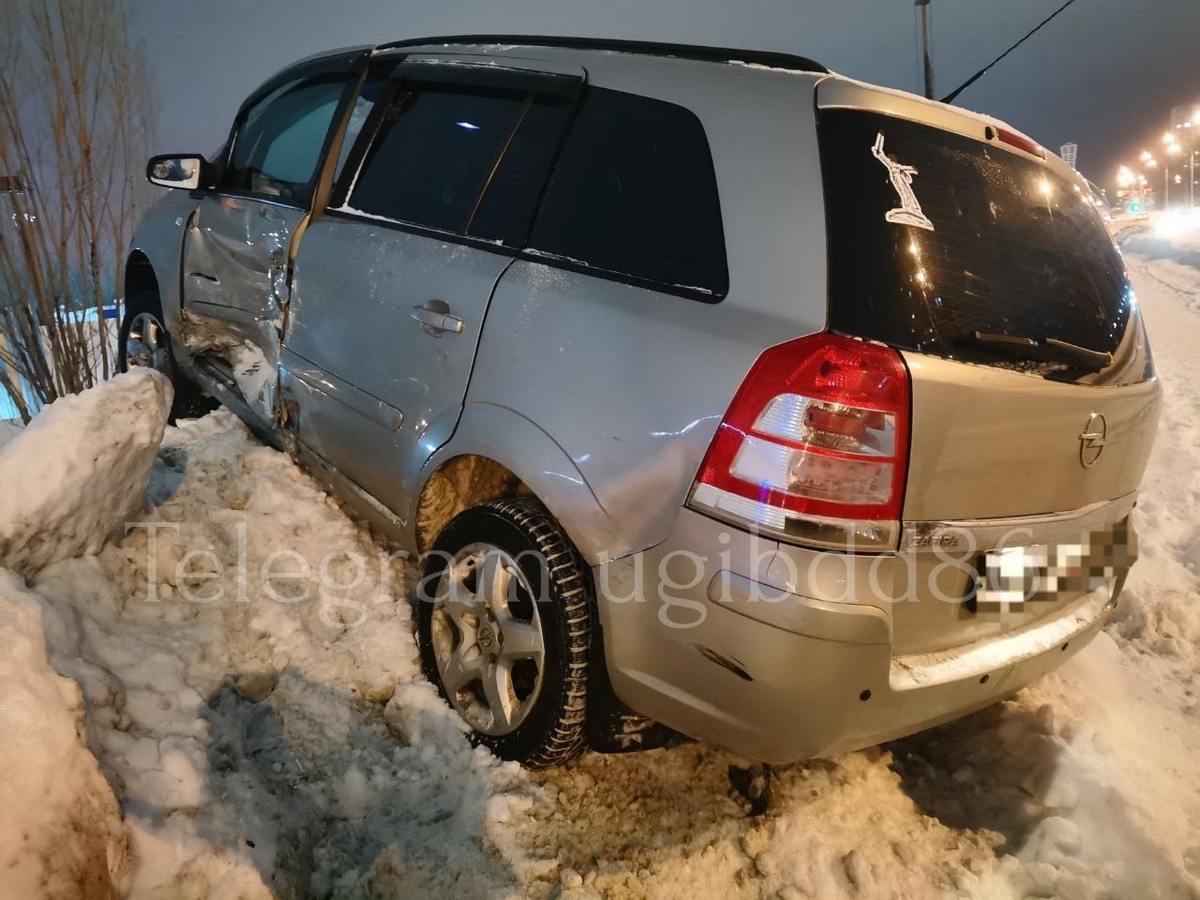    В Югре из-за автоаварии перекрывали движение на автозимнике
