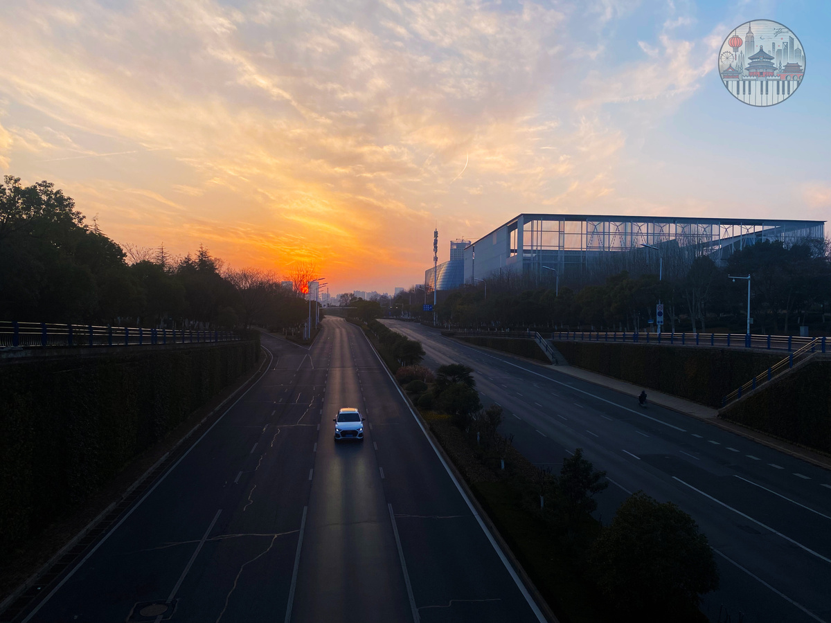 Первый день после Китайского Нового года — улицы города опустели. Мегаполис, который ещё недавно бурлил предновогодней суетой, словно погрузился в сон. Люди разъехались по домам к родным, а городская жизнь замедлилась, оставив за собой только редкие машины и тихие рассветы.