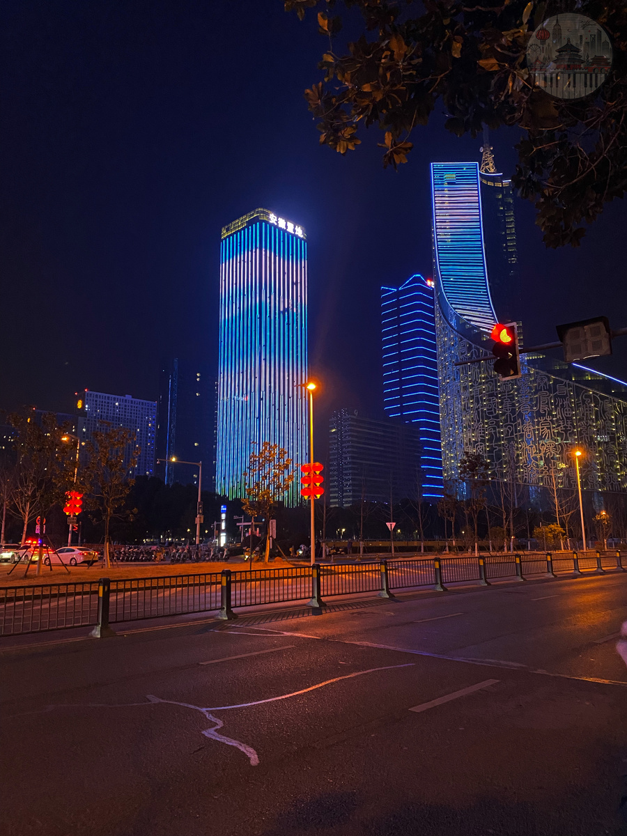 Город в ожидании праздника — огни небоскребов освещают улицы в ночь перед Китайским Новым годом. Всё словно замерло, готовясь к главному событию года, когда шум мегаполиса сменяется спокойствием.