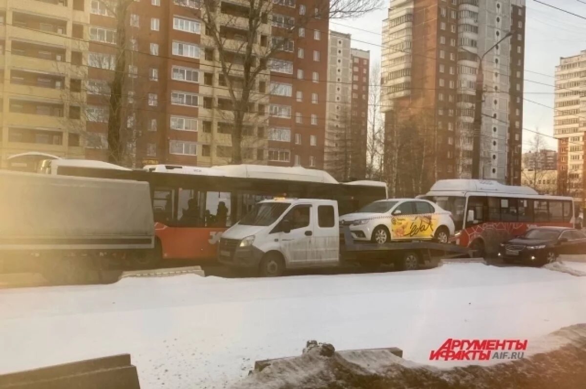    6 маршрутов пустили в объезд в Перми из-за пробки и ДТП с автобусом