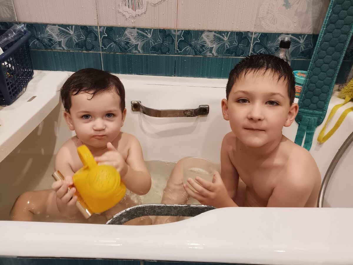 Братики всегда купаются в ванне вдвоём