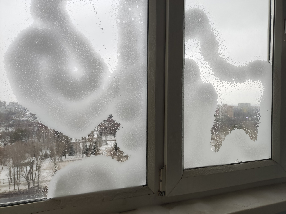 Пену из баллона под давлением удобно наносить по ту сторону стекла