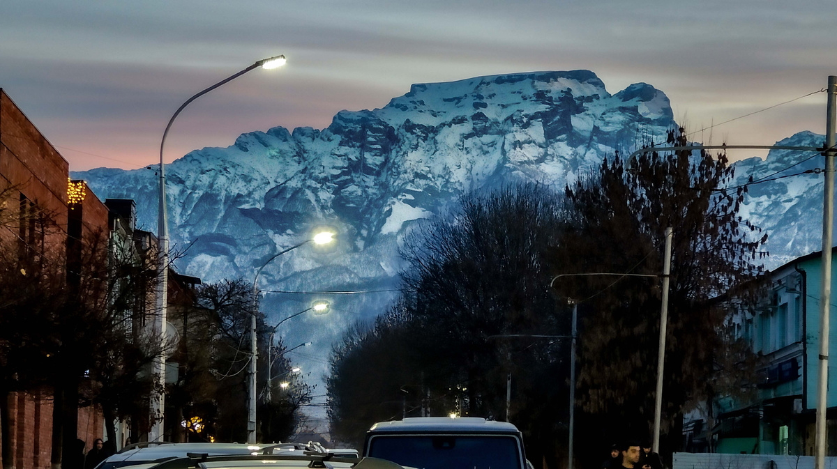 Вид на Столовую гору, сделала это фото сразу по приезду во Владикавказ