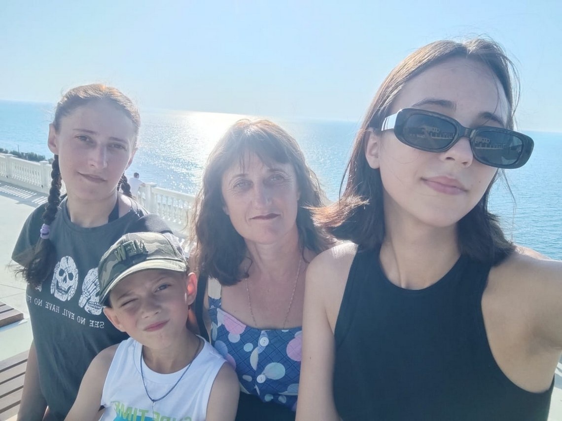 Во время отдыха на море маму и бабушку Людмилу дочки и внук Степан приглашают с собой.