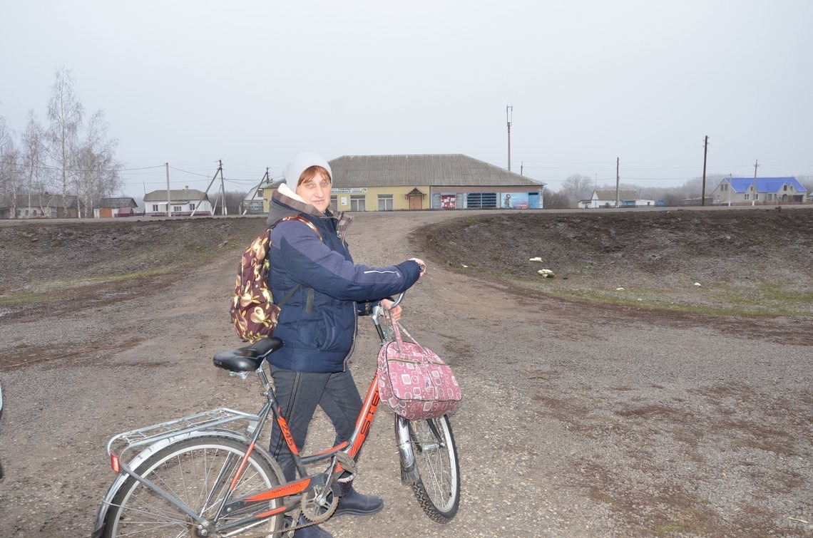 На улице бесснежно. И Людмила Искандарова спешит к своим подопечным сегодня на велосипеде.