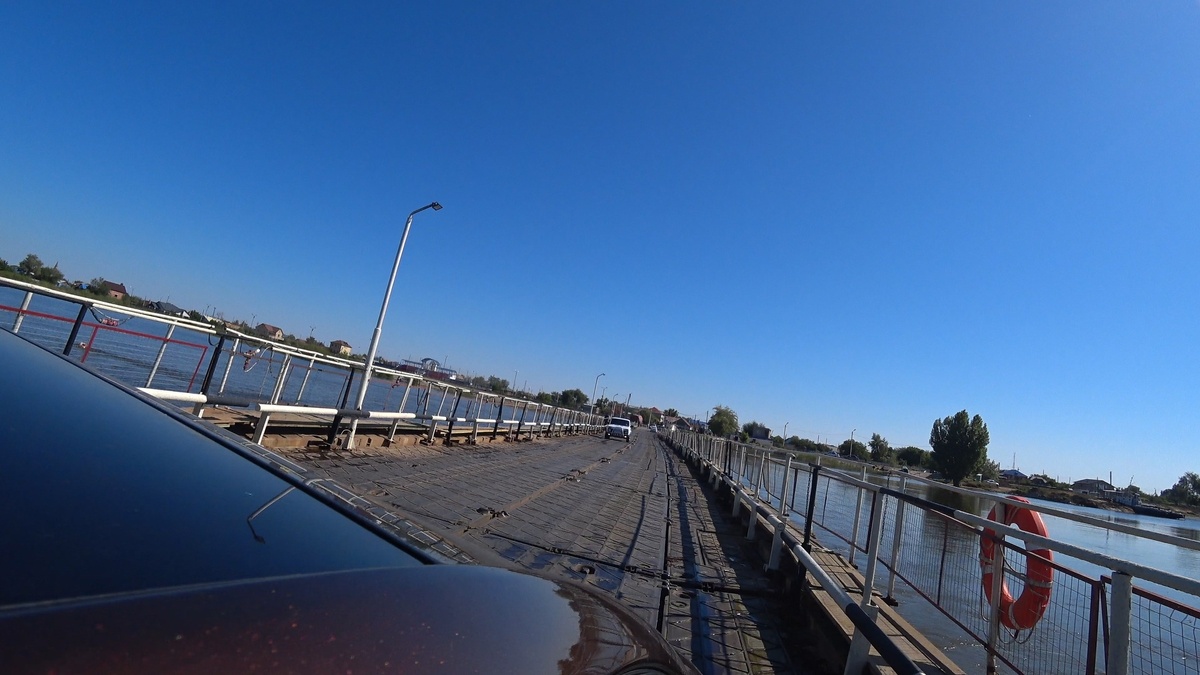 Понтонный мост через реку Бузан